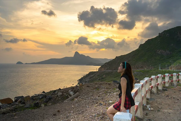 Kembali Melihat Gadis Muda Wisatawan Duduk Depan Pantai Con Dao — Stok Foto
