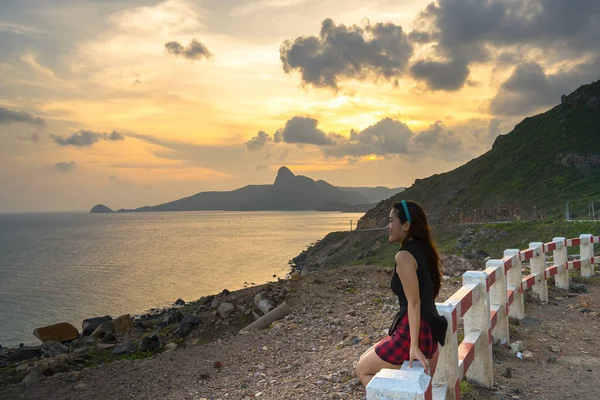Kembali Melihat Gadis Muda Wisatawan Duduk Depan Pantai Con Dao — Stok Foto
