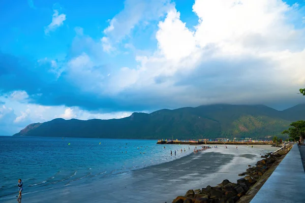 Yeni Con Dao Yolcu Limanı. Ekspres tekne, Vietnam 'daki Con Dao Adası' nda ulaşım hizmetleri sağladı. Con dao Adası ve mavi gökyüzü