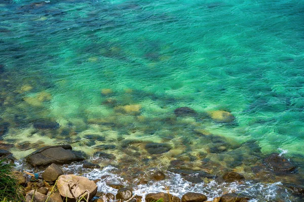 Deniz Dalgalarının Hava Manzarası Muhteşem Rocky Sahili Güzel Berrak Sualtı — Stok fotoğraf