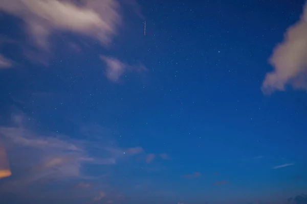Panorama Blauwe Nachtelijke Hemel Melkweg Ster Donkere Achtergrond Met Lawaai — Stockfoto