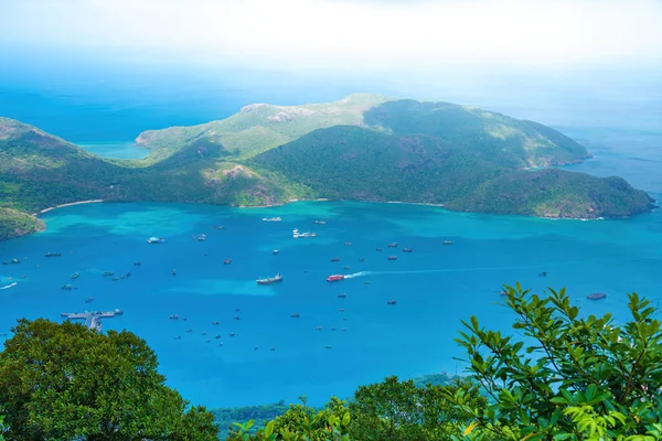 俯瞰全景滨海观塘岛 有海浪 海岸线 清澈的天空和道路 蔚蓝的大海和高山 将军澳新客运港 — 图库照片