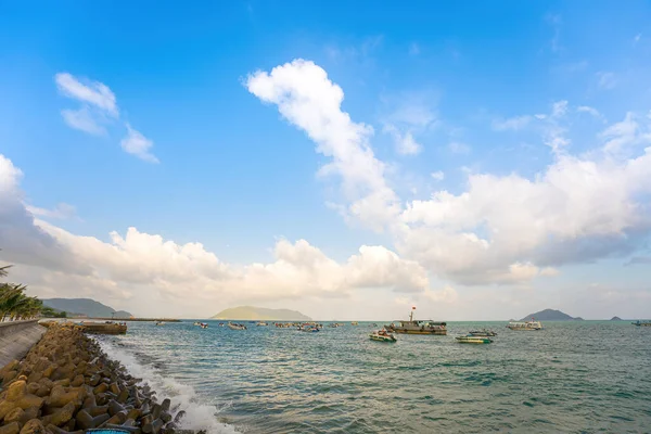 상공의 속에서 태양으로 사이로 가지는 바다와 Tranquil Seascape — 스톡 사진