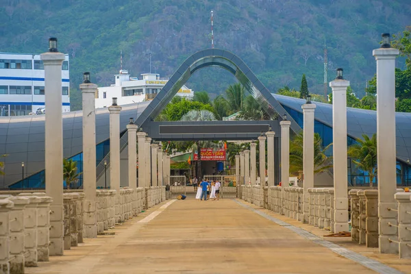 Yeni Con Dao Yolcu Limanı. Ekspres tekne, Vietnam 'daki Con Dao Adası' nda ulaşım hizmetleri sağladı. Con dao Adası ve mavi gökyüzü
