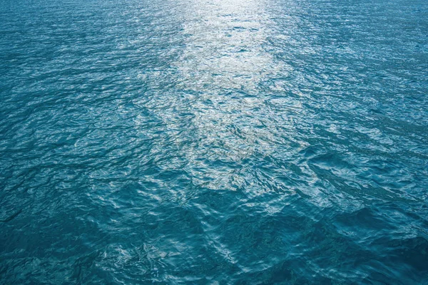 Tropik Sahil Suyu Arka Planı Günbatımı Suyu Güneş Işığındaki Dalgalanmaları — Stok fotoğraf