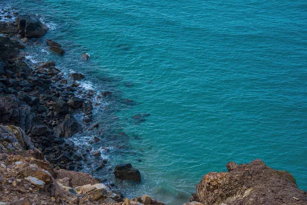 Widok Lotu Ptaka Fale Morskie Fantastyczne Rocky Wybrzeża Piękne Jasne — Zdjęcie stockowe