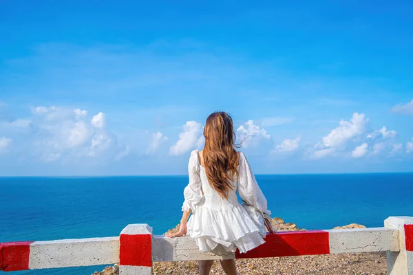 夏休み バックビューアジアの女性はリラックスしてビーチコンダオに座っているので 休日の夏には幸せと豪華 屋外映画の空の背景 旅行とライフスタイルのコンセプト — ストック写真