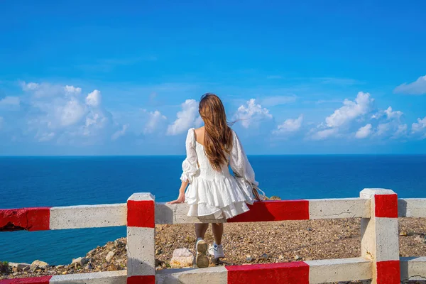 Vacanţă Vară Înapoi Vedere Femei Asiatice Relaxare Stând Plajă Con — Fotografie, imagine de stoc