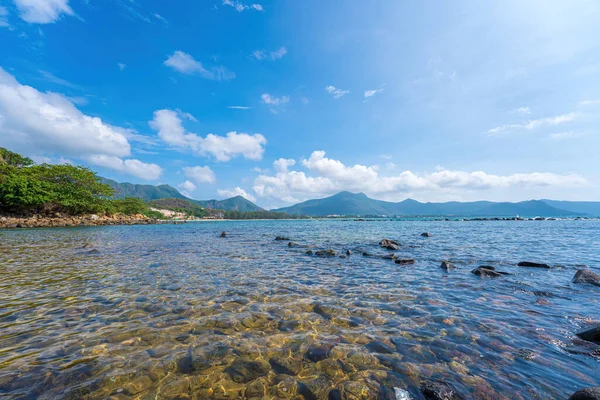 Panoramiczny Widok Wyspę Con Dao Góry Falami Wybrzeżem Czystym Niebem — Zdjęcie stockowe