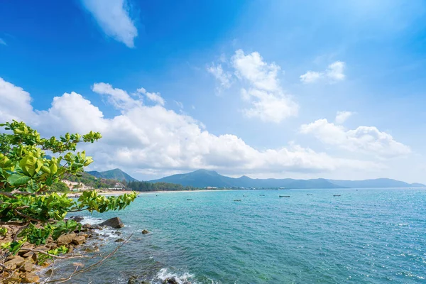 Panoramiczny Widok Wyspę Con Dao Góry Falami Wybrzeżem Czystym Niebem — Zdjęcie stockowe