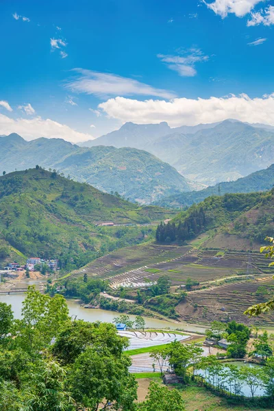 Muong Hum, Y Ty, Lao Cai, Vietnam 'daki pirinç teraslarının hava görüntüsü. Vietnam 'ın manzara manzarası, Muong Hum' un kalbi pirinç tarlaları. Muhteşem pirinç tarlaları. Dikilmiş panorama çekimi