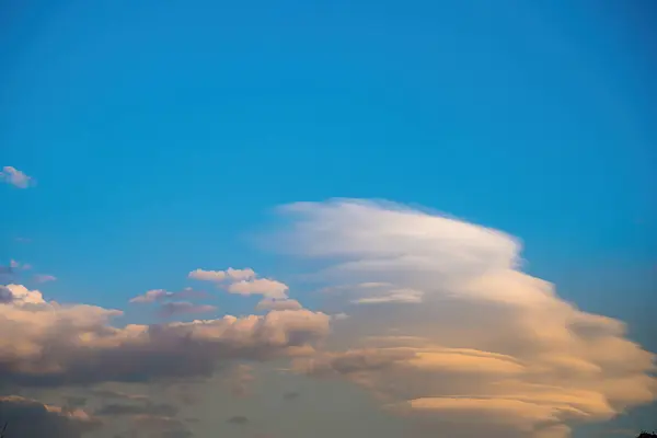 Όμορφη Θέα Του Γαλάζιου Ουρανού Σύννεφα Κατά Την Ανατολή Του — Φωτογραφία Αρχείου