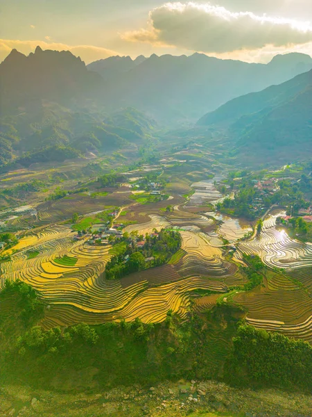 Sang Ma Sao, Y Ty, Lao Cai, Vietnam 'daki pirinç teraslarının hava görüntüleri. Vietnam manzarası, Sang Ma Sao 'nun pirinç tarlaları. Muhteşem pirinç tarlaları. Dikilmiş panorama çekimi