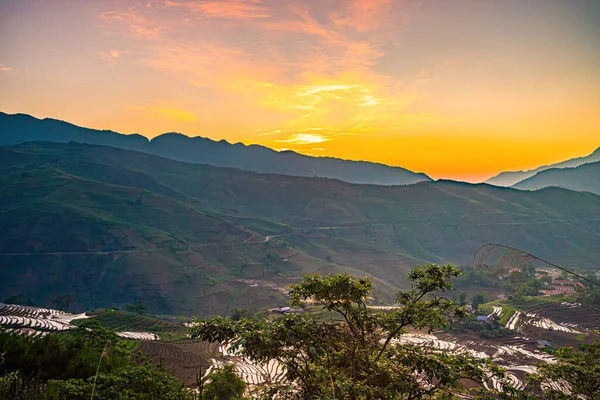 stock image Gorgeous panorama scenic of the strong sunrise with silver lining and cloud on the orange sky. Panoramic view of mountains, autumn landscape with foggy hills at sunrise