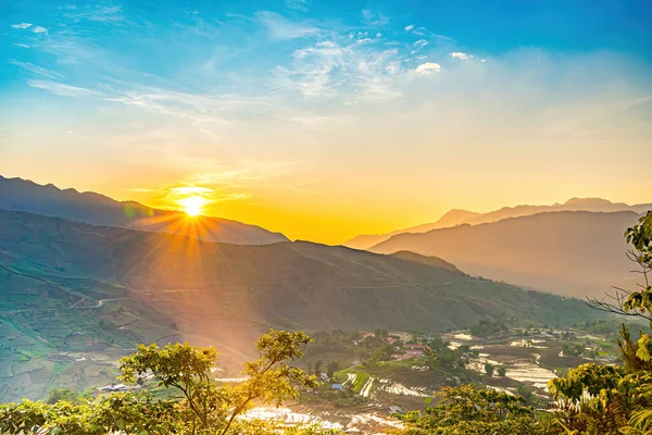 Turuncu gökyüzünde gümüş astar ve bulut ile güçlü gündoğumunun muhteşem manzarası. Dağların panoramik manzarası, gündoğumunda sisli tepelerle sonbahar manzarası
