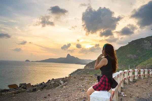 Con Dao Adası Kıyı Manzarasının Önünde Oturan Genç Turistin Arkası Stok Fotoğraf