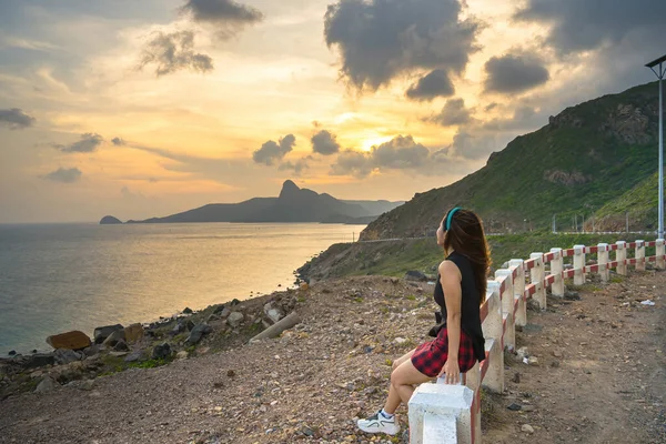 Con Dao Adası Kıyı Manzarasının Önünde Oturan Genç Turistin Arkası - Stok İmaj