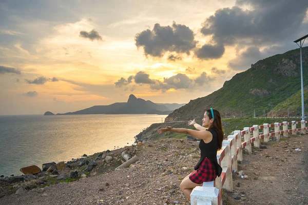 Con Dao Adası Kıyı Manzarasının Önünde Oturan Genç Turistin Arkası Telifsiz Stok Imajlar
