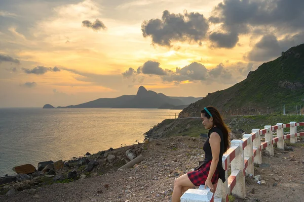 Con Dao Adası Kıyı Manzarasının Önünde Oturan Genç Turistin Arkası Stok Fotoğraf