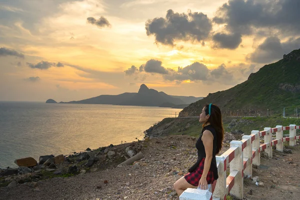 Con Dao Adası Kıyı Manzarasının Önünde Oturan Genç Turistin Arkası Stok Resim