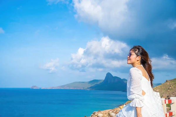 Summer Vacation Smiling Asian Women Relaxing Standing Walking Beach Con Royalty Free Stock Images