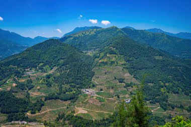 Thien Sinh Vadisi, Y Ty, Lao Cai, Vietnam 'daki pirinç teraslarının hava görüntüsü. Vietnam manzarası, Thien Sinh 'in pirinç tarlaları. Muhteşem pirinç tarlaları. Dikilmiş panorama çekimi