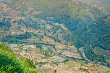 Thien Sinh Vadisi, Y Ty, Lao Cai, Vietnam 'daki pirinç teraslarının hava görüntüsü. Vietnam manzarası, Thien Sinh 'in pirinç tarlaları. Muhteşem pirinç tarlaları. Dikilmiş panorama çekimi