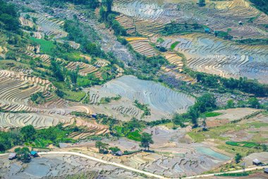 Thien Sinh Vadisi, Y Ty, Lao Cai, Vietnam 'daki pirinç teraslarının hava görüntüsü. Vietnam manzarası, Thien Sinh 'in pirinç tarlaları. Muhteşem pirinç tarlaları. Dikilmiş panorama çekimi
