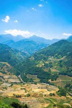Thien Sinh Vadisi, Y Ty, Lao Cai, Vietnam 'daki pirinç teraslarının hava görüntüsü. Vietnam manzarası, Thien Sinh 'in pirinç tarlaları. Muhteşem pirinç tarlaları. Dikilmiş panorama çekimi