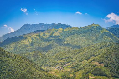Thien Sinh Vadisi, Y Ty, Lao Cai, Vietnam 'daki pirinç teraslarının hava görüntüsü. Vietnam manzarası, Thien Sinh 'in pirinç tarlaları. Muhteşem pirinç tarlaları. Dikilmiş panorama çekimi