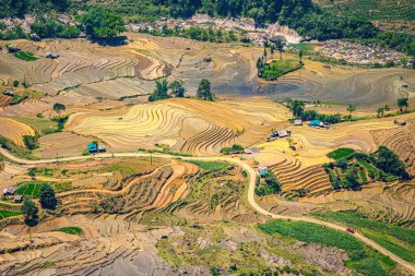 Thien Sinh Vadisi, Y Ty, Lao Cai, Vietnam 'daki pirinç teraslarının hava görüntüsü. Vietnam manzarası, Thien Sinh 'in pirinç tarlaları. Muhteşem pirinç tarlaları. Dikilmiş panorama çekimi