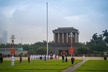 Ha Noi, VIETNAM - Mayıs 08 2023 The Ho Chi Minh Mausoleum Hanoi, Vietnam 'daki Ba Dinh Meydanı' nın merkezinde. Arka planda sinematik gökyüzü. Bayrak kaldırma etkinliği. Marş muhafızları