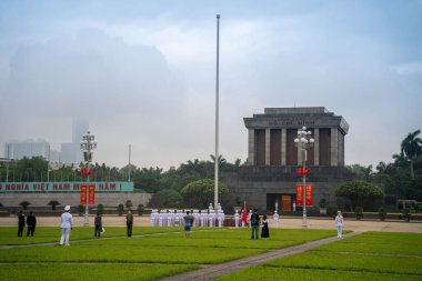 Ha Noi, VIETNAM - Mayıs 08 2023 The Ho Chi Minh Mausoleum Hanoi, Vietnam 'daki Ba Dinh Meydanı' nın merkezinde. Arka planda sinematik gökyüzü. Bayrak kaldırma etkinliği. Marş muhafızları