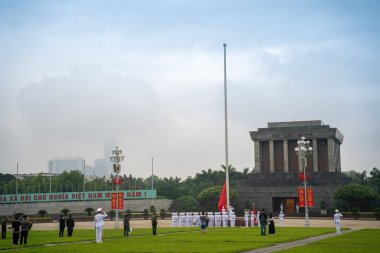Ha Noi, VIETNAM - Mayıs 08 2023 The Ho Chi Minh Mausoleum Hanoi, Vietnam 'daki Ba Dinh Meydanı' nın merkezinde. Arka planda sinematik gökyüzü. Bayrak kaldırma etkinliği. Marş muhafızları