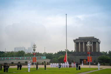 Ha Noi, VIETNAM - Mayıs 08 2023 The Ho Chi Minh Mausoleum Hanoi, Vietnam 'daki Ba Dinh Meydanı' nın merkezinde. Arka planda sinematik gökyüzü. Bayrak kaldırma etkinliği. Marş muhafızları