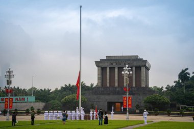 Ha Noi, VIETNAM - Mayıs 08 2023 The Ho Chi Minh Mausoleum Hanoi, Vietnam 'daki Ba Dinh Meydanı' nın merkezinde. Arka planda sinematik gökyüzü. Bayrak kaldırma etkinliği. Marş muhafızları
