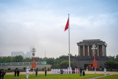 Ha Noi, VIETNAM - Mayıs 08 2023 The Ho Chi Minh Mausoleum Hanoi, Vietnam 'daki Ba Dinh Meydanı' nın merkezinde. Arka planda sinematik gökyüzü. Bayrak kaldırma etkinliği. Marş muhafızları