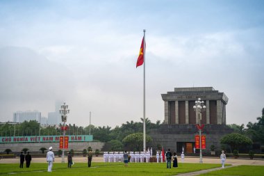 Ha Noi, VIETNAM - Mayıs 08 2023 The Ho Chi Minh Mausoleum Hanoi, Vietnam 'daki Ba Dinh Meydanı' nın merkezinde. Arka planda sinematik gökyüzü. Bayrak kaldırma etkinliği. Marş muhafızları