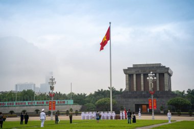 Ha Noi, VIETNAM - Mayıs 08 2023 The Ho Chi Minh Mausoleum Hanoi, Vietnam 'daki Ba Dinh Meydanı' nın merkezinde. Arka planda sinematik gökyüzü. Bayrak kaldırma etkinliği. Marş muhafızları