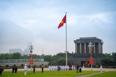 Ha Noi, VIETNAM - Mayıs 08 2023 The Ho Chi Minh Mausoleum Hanoi, Vietnam 'daki Ba Dinh Meydanı' nın merkezinde. Arka planda sinematik gökyüzü. Bayrak kaldırma etkinliği. Marş muhafızları