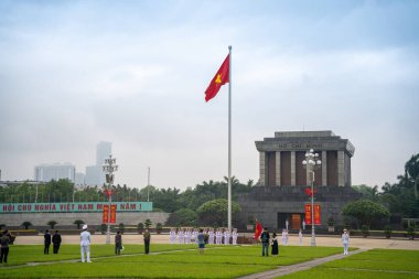 Ha Noi, VIETNAM - Mayıs 08 2023 The Ho Chi Minh Mausoleum Hanoi, Vietnam 'daki Ba Dinh Meydanı' nın merkezinde. Arka planda sinematik gökyüzü. Burası Asya 'nın popüler bir turizm beldesi. Seyahat konsepti.