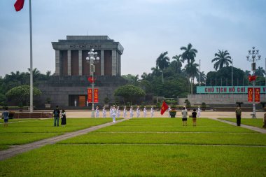 Ha Noi, VIETNAM - Mayıs 08 2023 The Ho Chi Minh Mausoleum Hanoi, Vietnam 'daki Ba Dinh Meydanı' nın merkezinde. Arka planda sinematik gökyüzü. Burası Asya 'nın popüler bir turizm beldesi. Seyahat konsepti.