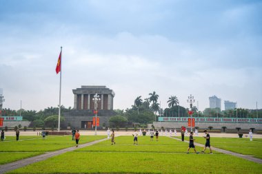 Ha Noi, VIETNAM - Mayıs 08 2023 The Ho Chi Minh Mausoleum Hanoi, Vietnam 'daki Ba Dinh Meydanı' nın merkezinde. Arka planda sinematik gökyüzü. Burası Asya 'nın popüler bir turizm beldesi. Seyahat konsepti.
