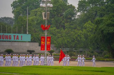 Ha Noi, VIETNAM - Mayıs 08 2023 The Ho Chi Minh Mausoleum Hanoi, Vietnam 'daki Ba Dinh Meydanı' nın merkezinde. Arka planda sinematik gökyüzü. Bayrak kaldırma etkinliği. Marş muhafızları