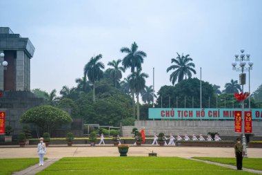 Ha Noi, VIETNAM - Mayıs 08 2023 The Ho Chi Minh Mausoleum Hanoi, Vietnam 'daki Ba Dinh Meydanı' nın merkezinde. Arka planda sinematik gökyüzü. Burası Asya 'nın popüler bir turizm beldesi. Seyahat konsepti.
