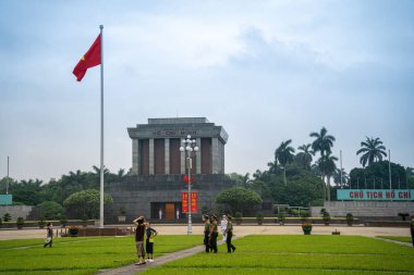 Ha Noi, VIETNAM - Mayıs 08 2023 The Ho Chi Minh Mausoleum Hanoi, Vietnam 'daki Ba Dinh Meydanı' nın merkezinde. Arka planda sinematik gökyüzü. Burası Asya 'nın popüler bir turizm beldesi. Seyahat konsepti.