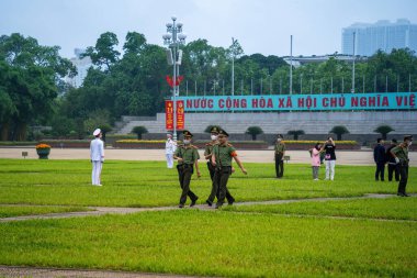 Ha Noi, VIETNAM - Mayıs 08 2023 The Ho Chi Minh Mausoleum Hanoi, Vietnam 'daki Ba Dinh Meydanı' nın merkezinde. Arka planda sinematik gökyüzü. Bayrak kaldırma etkinliği. Marş muhafızları