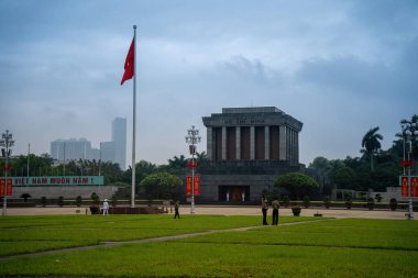 Ha Noi, VIETNAM - Mayıs 08 2023 The Ho Chi Minh Mausoleum Hanoi, Vietnam 'daki Ba Dinh Meydanı' nın merkezinde. Arka planda sinematik gökyüzü. Burası Asya 'nın popüler bir turizm beldesi. Seyahat konsepti.