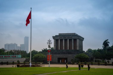 Ha Noi, VIETNAM - Mayıs 08 2023 The Ho Chi Minh Mausoleum Hanoi, Vietnam 'daki Ba Dinh Meydanı' nın merkezinde. Arka planda sinematik gökyüzü. Burası Asya 'nın popüler bir turizm beldesi. Seyahat konsepti.