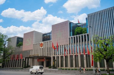 Ha Noi, VİETNAM - 08 Mayıs 2023: Vietnam Ulusal Meclis Binası. Yeni Ba Dinh Salonu olarak da bilinir. Ba DInh Meydanı 'nda, Hanoi, Vietnam' daki Ho Chi Minh Anıtmezarı 'nın karşısında.